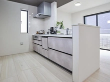 【東京都/稲城市東長沼】稲城市東長沼　新築戸建3号棟 キッチン：パントリー付き