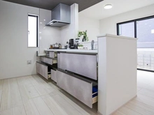 【東京都/稲城市東長沼】稲城市東長沼　新築戸建3号棟 キッチン：パントリー付き