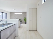 【東京都/稲城市東長沼】稲城市東長沼　新築戸建3号棟 キッチン：パントリー付き