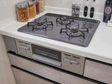 【東京都/稲城市東長沼】稲城市東長沼　新築戸建3号棟 キッチン：三口コンロ