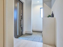 【東京都/稲城市東長沼】稲城市東長沼　新築戸建3号棟 玄関：約1.0帖のシューズインクローゼット付き