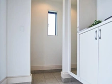 【東京都/稲城市東長沼】稲城市東長沼　新築戸建3号棟 玄関：約1.0帖のシューズインクローゼット付き