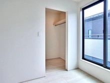 【東京都/稲城市東長沼】稲城市東長沼　新築戸建3号棟 洋室：約6.0帖
約1.1帖のウォークインクローゼット付き