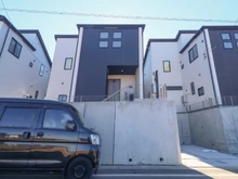 【東京都/稲城市東長沼】稲城市東長沼　新築戸建4号棟 建築中の外観：全9棟