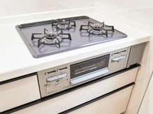 【東京都/稲城市東長沼】稲城市東長沼　新築戸建4号棟 キッチン：三口コンロ