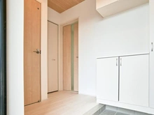 【東京都/稲城市東長沼】稲城市東長沼　新築戸建4号棟 玄関：約1.0帖のシューズインクローゼット付き