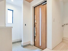 【東京都/稲城市東長沼】稲城市東長沼　新築戸建4号棟 玄関：約1.0帖のシューズインクローゼット付き