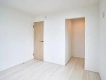 【東京都/稲城市東長沼】稲城市東長沼　新築戸建4号棟 洋室：約6.1帖
約1.1帖のウォークインクローゼット付き