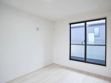 【東京都/稲城市東長沼】稲城市東長沼　新築戸建4号棟 洋室：約6.2帖
約1.5帖のウォークインクローゼット付き