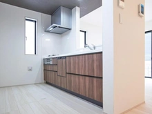 【東京都/稲城市東長沼】稲城市東長沼　新築戸建5号棟 キッチン：パントリー付き