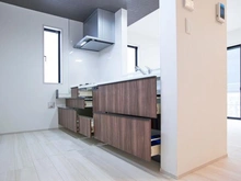 【東京都/稲城市東長沼】稲城市東長沼　新築戸建5号棟 キッチン：パントリー付き