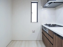 【東京都/稲城市東長沼】稲城市東長沼　新築戸建5号棟 キッチン：パントリー付き