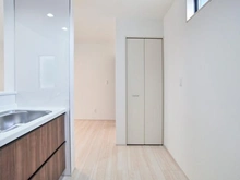 【東京都/稲城市東長沼】稲城市東長沼　新築戸建5号棟 キッチン：パントリー付き