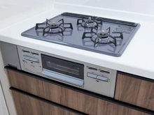 【東京都/稲城市東長沼】稲城市東長沼　新築戸建5号棟 キッチン：三口コンロ