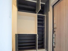 【東京都/稲城市東長沼】稲城市東長沼　新築戸建5号棟 玄関：約1.0帖のシューズインクローゼット付き