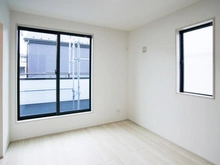 【東京都/稲城市東長沼】稲城市東長沼　新築戸建5号棟 洋室：約5.2帖
約1.1帖のウォークインクローゼット付き