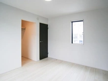 【東京都/稲城市東長沼】稲城市東長沼　新築戸建5号棟 洋室：約7.0帖
約1.5帖のウォークインクローゼット付き