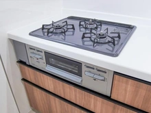 【東京都/稲城市東長沼】稲城市東長沼　新築戸建6号棟 キッチン：三口コンロ