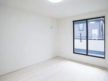 【東京都/稲城市東長沼】稲城市東長沼　新築戸建6号棟 洋室：約8.1帖
約1.8帖のウォークインクローゼット付き