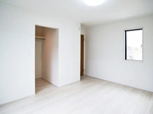 【東京都/稲城市東長沼】稲城市東長沼　新築戸建6号棟 洋室：約8.1帖
約1.8帖のウォークインクローゼット付き