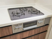 【東京都/稲城市東長沼】稲城市東長沼　新築戸建7号棟 キッチン：三口コンロ