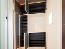 【東京都/稲城市東長沼】稲城市東長沼　新築戸建7号棟 玄関：約1.0帖のシューズインクローゼット付き