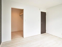 【東京都/稲城市東長沼】稲城市東長沼　新築戸建7号棟 洋室：約7.0帖
約2.0帖のウォークインクローゼット付き