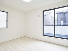 【東京都/稲城市東長沼】稲城市東長沼　新築戸建7号棟 洋室：約6.0帖
約2.5帖のウォークインクローゼット付き