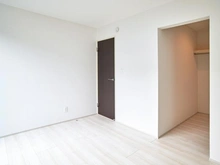 【東京都/稲城市東長沼】稲城市東長沼　新築戸建7号棟 洋室：約6.0帖
約2.5帖のウォークインクローゼット付き