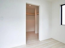 【東京都/稲城市東長沼】稲城市東長沼　新築戸建7号棟 洋室：約6.0帖
約2.5帖のウォークインクローゼット付き