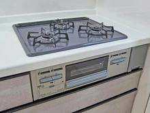 【東京都/稲城市東長沼】稲城市東長沼　新築戸建8号棟 キッチン：三口コンロ