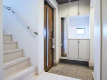 【東京都/稲城市東長沼】稲城市東長沼　新築戸建8号棟 玄関：約1.0帖のシューズインクローゼット付き