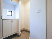 【東京都/稲城市東長沼】稲城市東長沼　新築戸建8号棟 玄関：約1.0帖のシューズインクローゼット付き