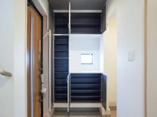 【東京都/稲城市東長沼】稲城市東長沼　新築戸建8号棟 玄関：約1.0帖のシューズインクローゼット付き