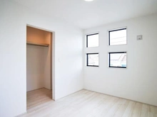 【東京都/稲城市東長沼】稲城市東長沼　新築戸建8号棟 洋室：約5.2帖
約1.8帖のウォークインクローゼット付き