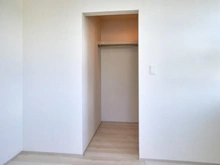 【東京都/稲城市東長沼】稲城市東長沼　新築戸建8号棟 洋室：約5.2帖
約1.8帖のウォークインクローゼット付き