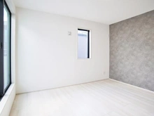 【東京都/稲城市東長沼】稲城市東長沼　新築戸建8号棟 洋室：約7.7帖
約2.2帖のウォークインクローゼット付き