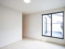【東京都/稲城市東長沼】稲城市東長沼　新築戸建8号棟 洋室：約7.7帖
約2.2帖のウォークインクローゼット付き