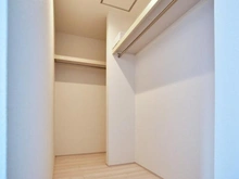 【東京都/稲城市東長沼】稲城市東長沼　新築戸建8号棟 洋室：約7.7帖
約2.2帖のウォークインクローゼット付き