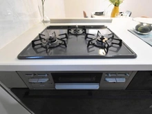 【東京都/町田市玉川学園】町田市玉川学園4丁目　新築戸建 キッチン：三口コンロ