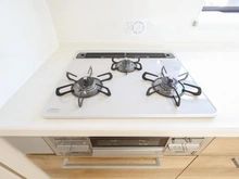 【東京都/世田谷区上祖師谷】世田谷区上祖師谷2丁目中古戸建 キッチン：三口コンロ