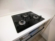 【東京都/稲城市東長沼】稲城市東長沼　新築戸建2号棟 キッチン：三口コンロ