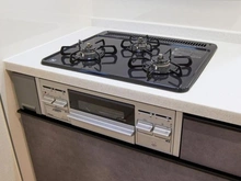 【東京都/府中市若松町】府中市若松町2丁目新築戸建2号棟 キッチン：三口コンロ