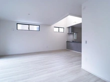 【東京都/町田市成瀬台】町田市成瀬台1丁目　新築戸建2号棟 LDK：約21.6帖
床暖房付き