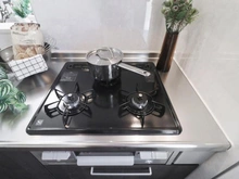 【神奈川県/川崎市麻生区東百合丘】川崎市麻生区東百合丘1丁目　中古戸建 キッチン：三口コンロ