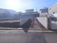 【神奈川県/川崎市多摩区生田】川崎市多摩区生田6丁目　新築戸建2号棟 現地（建築前）：全3棟
右奥