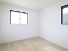【神奈川県/川崎市多摩区生田】川崎市多摩区生田6丁目　新築戸建2号棟 サービスルーム（納戸）：約7.1帖
ウォークインクローゼット付き