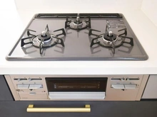 【神奈川県/川崎市麻生区千代ケ丘】川崎市麻生区千代ケ丘6丁目　新築戸建 キッチン：三口コンロ