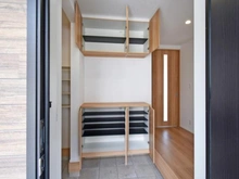 【神奈川県/川崎市麻生区千代ケ丘】川崎市麻生区千代ケ丘6丁目　新築戸建 玄関：シューズインクローゼット付き