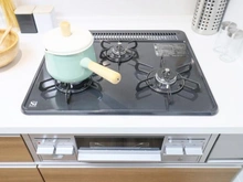 【神奈川県/横浜市鶴見区大東町】横浜市鶴見区大東町中古戸建 キッチン：三口コンロ